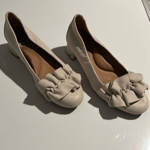 Ugg FIFO ruffle heel cream Suede size 6